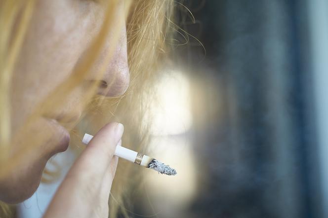 Płońsk: Pielęgniarki BEZ MASECZEK palą papierosy przed szpitalem! Razem z nimi kobiety W CIĄŻY