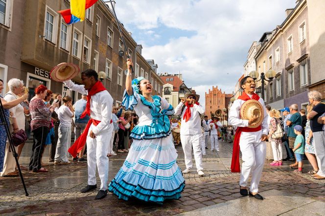 Dni Folkloru w Olsztynie 2025. Ulicami Starego Miasta przeszedł barwny korowód