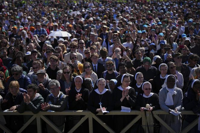 Ostatnie chwile przed pogrzebem Franciszka. Tłumy wiernych na pl. św. Piotra