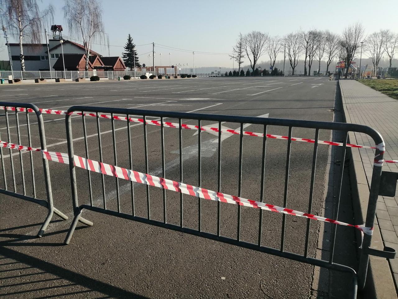 Prezydent Dąbrowy Górniczej zdecydował o zmniejszeniu liczby miejsc parkingowych nad Pogorią III. To efekt niedzielnego najazdu spacerowiczów