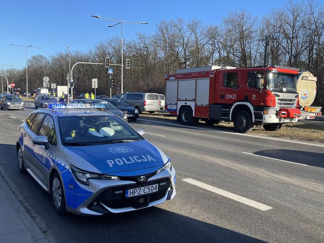 Zadławił się bananem i wjechał w autobus miejski. Kierowca walczy o życie