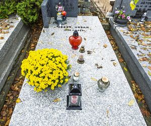 Grób Jerzego Urbana w Zaduszki. Niewiarygodne, co mu położyli na płycie!