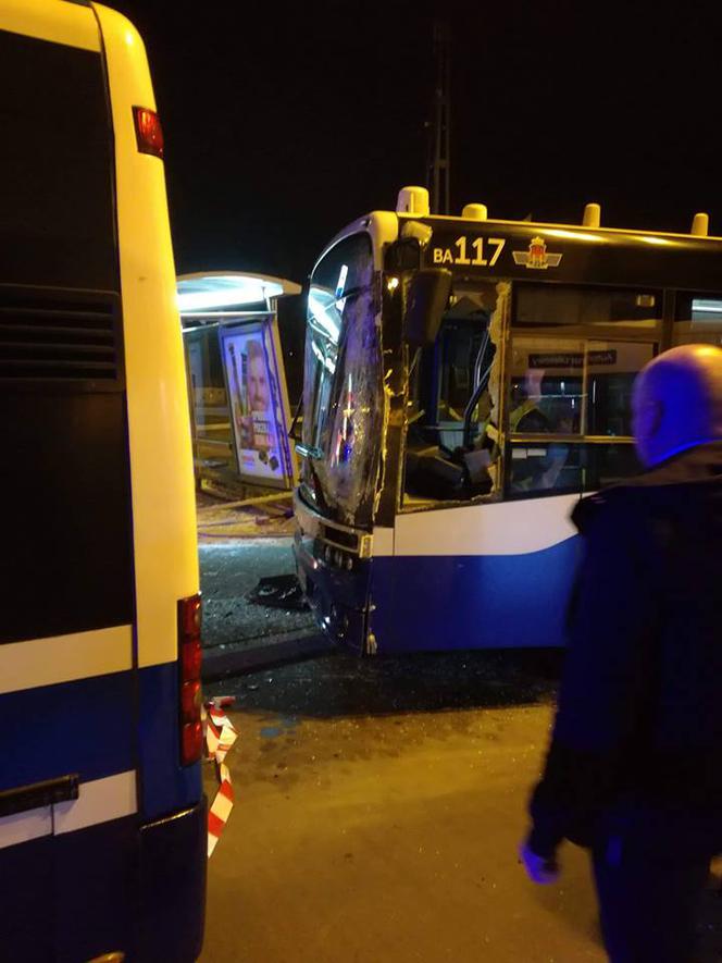 Kraków: Poranna kolizja dwóch autobusów linii 137 na pętli Krowodrza Górka. Uszkodzona została sieć trakcyjna [ZDJĘCIA]