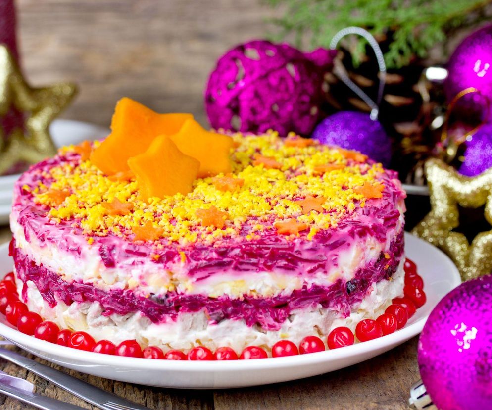 Sałatka śledziowa z burakami – przepis na efektowną i pyszną sałatkę warstwową!