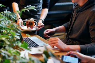 Tutaj popracujesz i zjesz coś dobrego! Oto TOP 8 kawiarni do pracy w Warszawie [PRZEGLĄD]