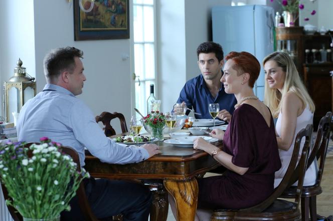 Przyjaciółki 6 sezon odc. 67 (odc. 5). Robert (Krzysztof Wieszczek), Inga (Małgorzata Socha), Wiola (Anna Moskal),