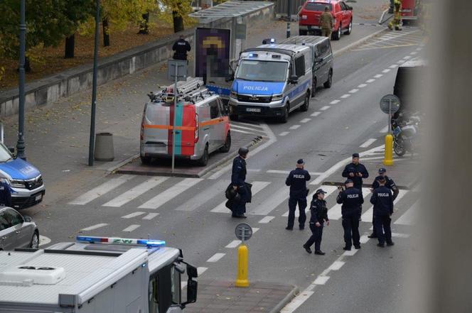 Wszedł na pomnik i twierdzi, że ma bombę. Policyjni negocjatorzy rozmawiająz desperatem