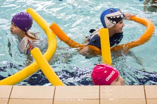 Skoki z wieży i tor przeszkód na basenie przy ulicy Matuszczaka
