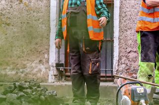 Tak wyglądają roboty drogowe w Ostródzie. Telefon zamiast łopaty. Ekipa rodem z memów