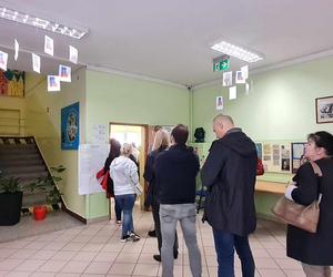 Wybory 2023: Tak głosują Krakowianie. Przed lokalami wyborczymi nadal wiadać kolejki