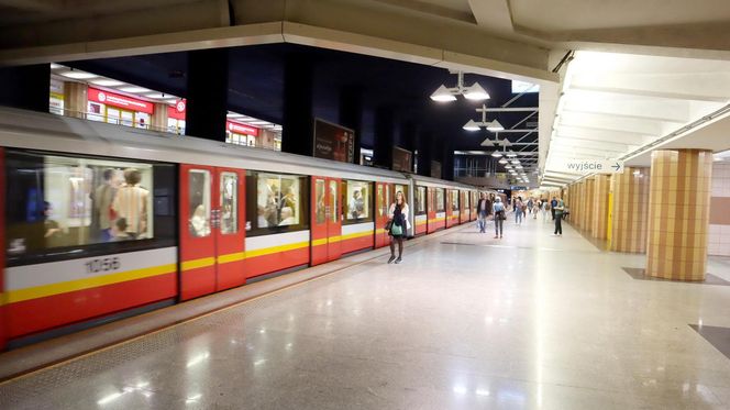 Metro w Warszawie już wozi pasażerów, ale wciąż są drążone nowe linie