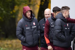 Reprezentacja zmokła na spacerze. Lewandowski się krył przed deszczem