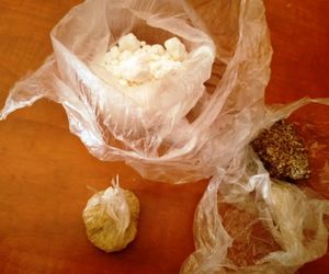 Schował się pod materacem w dziecięcym pokoju. Miał broń i narkotyki. 33-latek usłyszał zarzuty