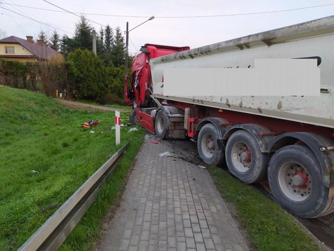 Zderzenie dwóch ciężarówek na krajowej 19 w Domaradzu. Utrudnienia w ruchu 