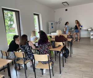 Wakacyjny patrol Eska Summer City w olsztyńskim oddziale Szkoły Policealnej Pascal
