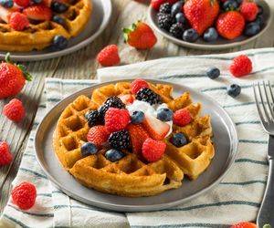 Słodkie keto gofry. Podaj je z mascarpone i owocami, a pochwałom nie będzie końca