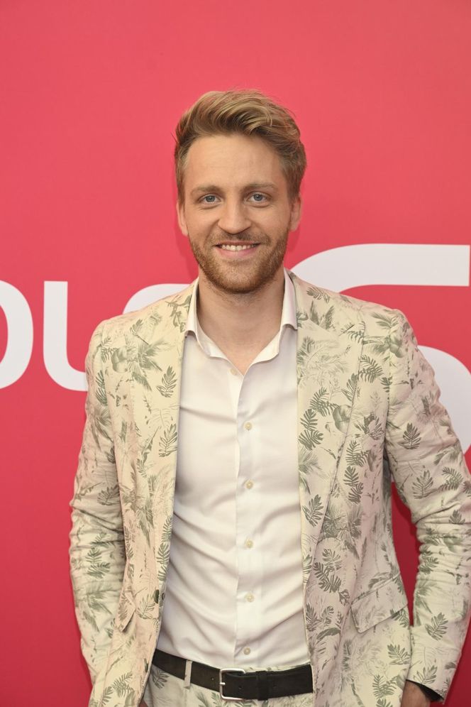 Konferencja prasowa 62. edycji Krajowego Festiwalu Polskiej Piosenki w Opolu. Tłum gwiazd na czerwonym dywanie