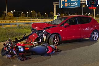 Czołowe zderzenie motocyklisty i osobówki. Ranny mężczyzna w szpitalu