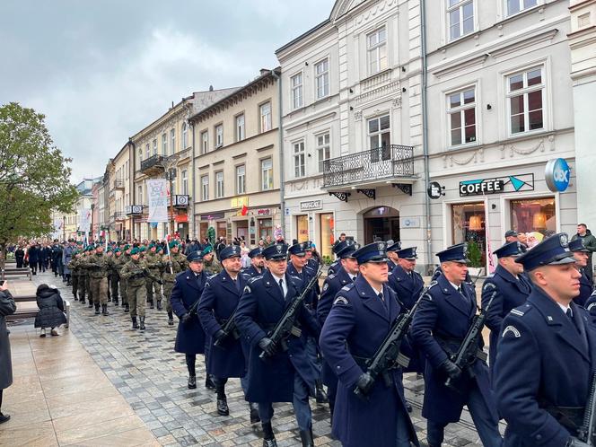 11 listopada. Narodowe Święto Niepodległości w Lublinie. Sprzedawca flag: "Z poczucia patriotyzmu nie podwyższałem cen"