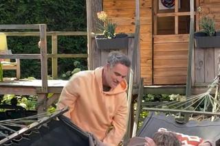 Barwy szczęścia nowy sezon na planie. Grześ (Noah Culbreth), jego ojciec (Jan Wieczorkowski)