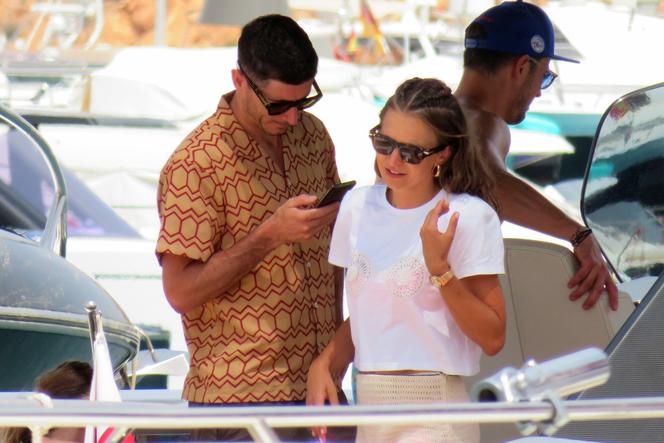 Luksusowy urlop Lewandowskich na Majorce. Paparazzi nie dają im spokoju