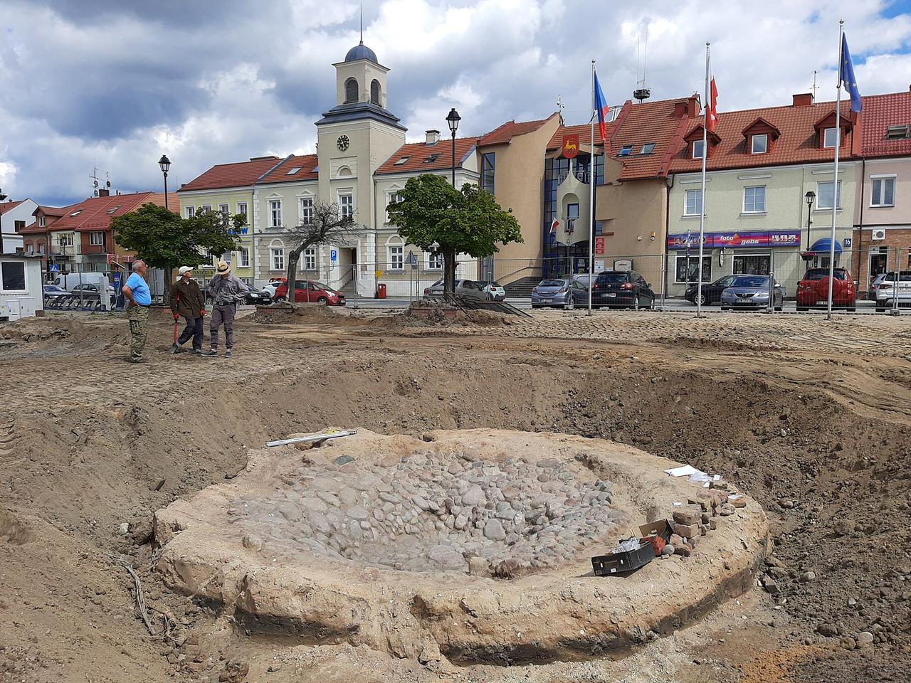 Co kryje się pod ziemią Starego Rynku w Łomży? Czy to stary ratusz? [AUDIO]