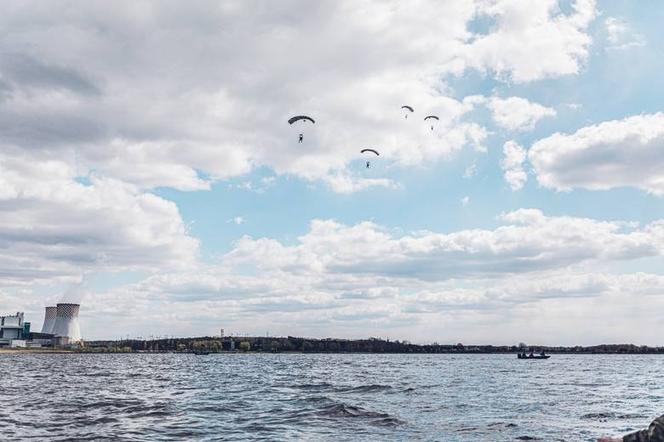 Wielka akcja w Rybniku! Wojskowe helikoptery, żołnierze na łodziach i spadochroniarze