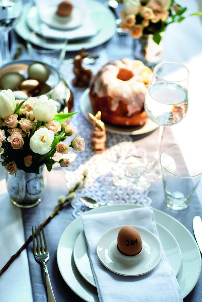 Wielkanocny stół pięknie nakryty - delikatne odcienie