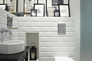 Czarno-białe kafelki na podłodze w łazience