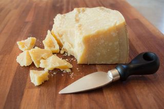 Parmezan: ser z krowiego mleka. Ile ma kalorii?