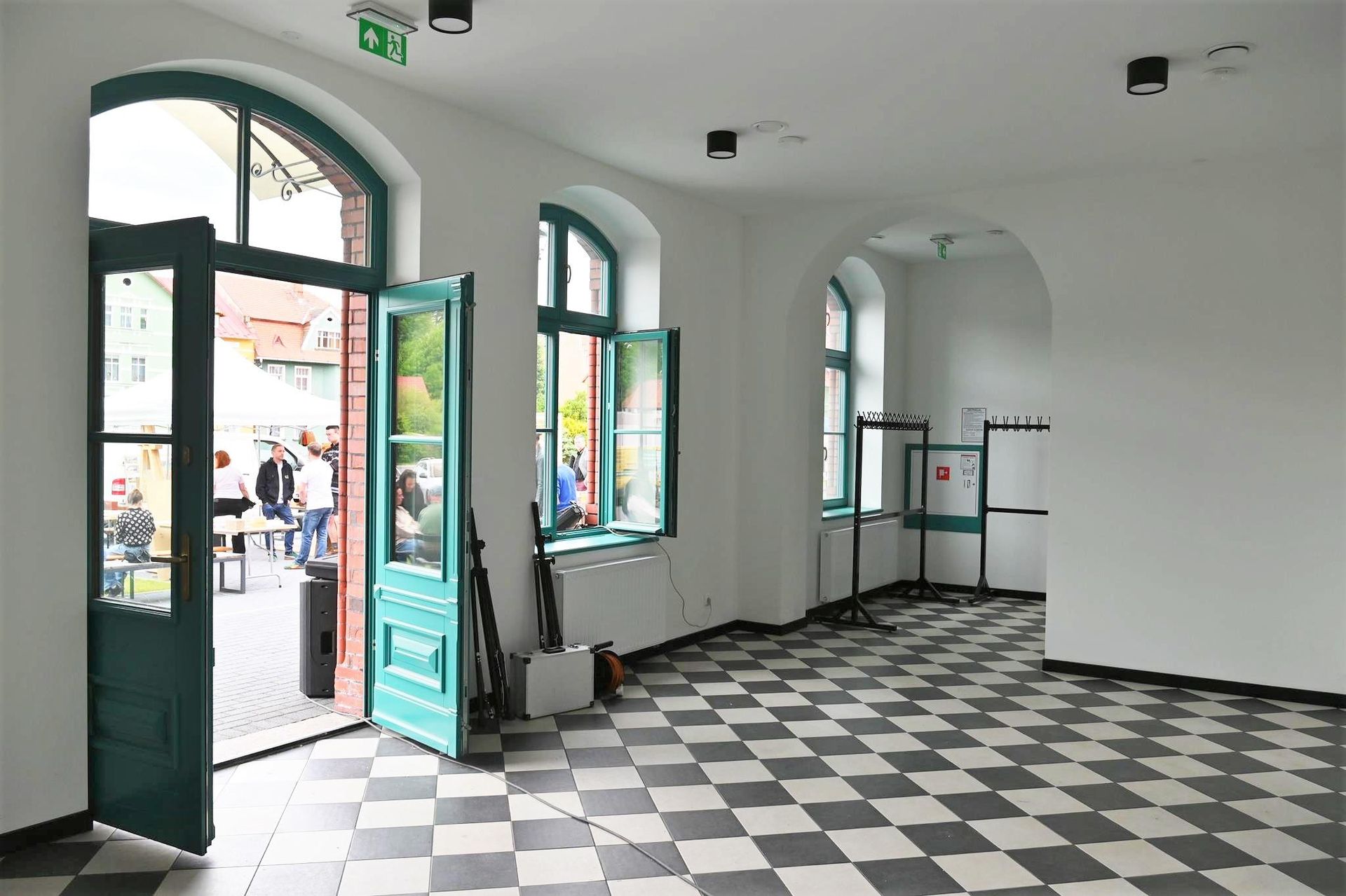 Dworzec w Leśnej po remoncie