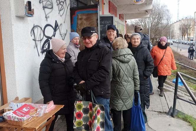 Opaski dla seniorów rozdane w kilkanaście minut