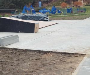 Skate Park Starachowice. Większość urządzeń już zamontowano