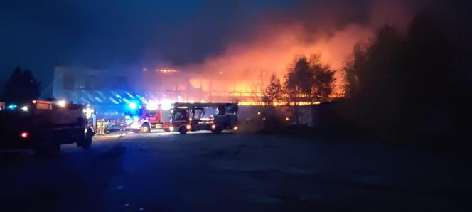 Pożar hali. Trwa akcja gaśnicza, 10 wozów na miejscu