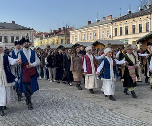 Maturzyści z Nowego Sącza zatańczyli poloneza na Rynku 