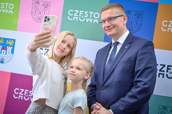 Pomysłowa akcja młodych częstochowianek. Sprzedawały własnoręcznie zrobiona biżuterię, aby pomóc schronisku