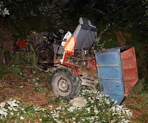 Nie żyje 73-letni traktorzysta. Ciągnik stoczył się ze skarpy i przygniótł kierowcę