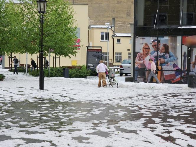 Nawałnica nad Gnieznem. Miasto zalały strumienie wody po ulewie i gradobiciu [ZDJĘCIA].