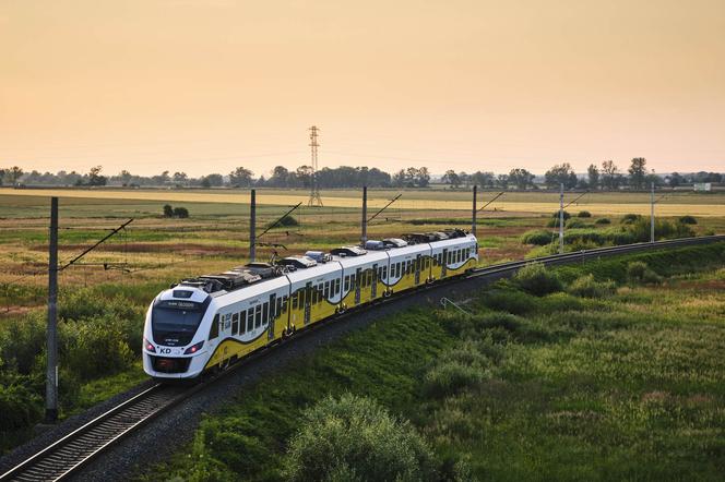 Nieograniczone przejazdy Kolejami Dolnośląskimi na jednym bilecie przez weekend. Dokąd można pojechać? 