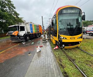Dramatyczny wypadek w Warszawie. Młody kierowca śmieciarki wyleciał przez okno po zderzeniu z tramwajem