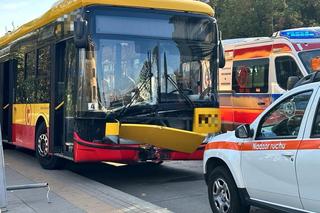 Kierowca autobusu miejskiego gruchnął w latarnię. Ta runęła na kobietę!