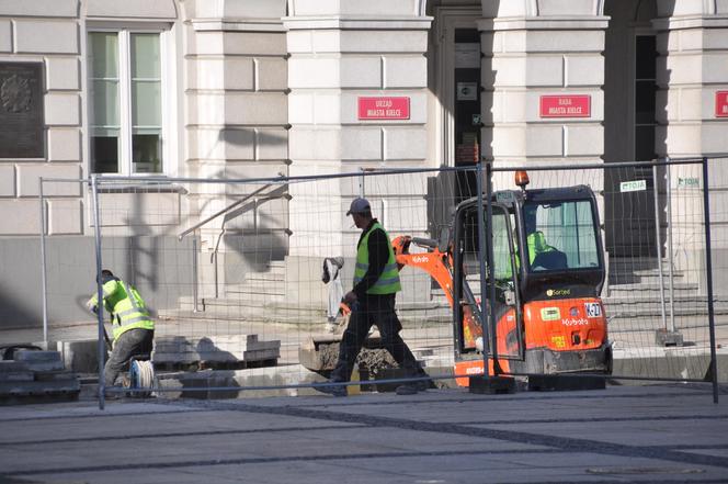 Trwa rewitalizacja Rynku w Kielcach. Ma być więcej zieleni. Zobacz postępy prac