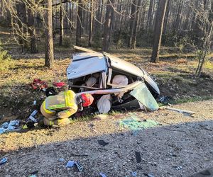 Dramat na drodze. Osobówka rozerwana na strzępy! Dwie osoby w szpitalu.