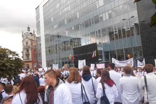 Białe kitle wypełniły Katowicki Rynek. Studenci ŚUM-u wsparli protest rezydentów [ZDJĘCIA, AUDIO]