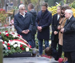 Jarosław Kaczyński odwiedził Powązki. Na cmentarz przyszedł z najbliższymi