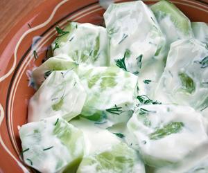 Poznaj wyjątkowy przepis na mizerię z twistem, który przeniesie cię w czasy dzieciństwa. Warto!