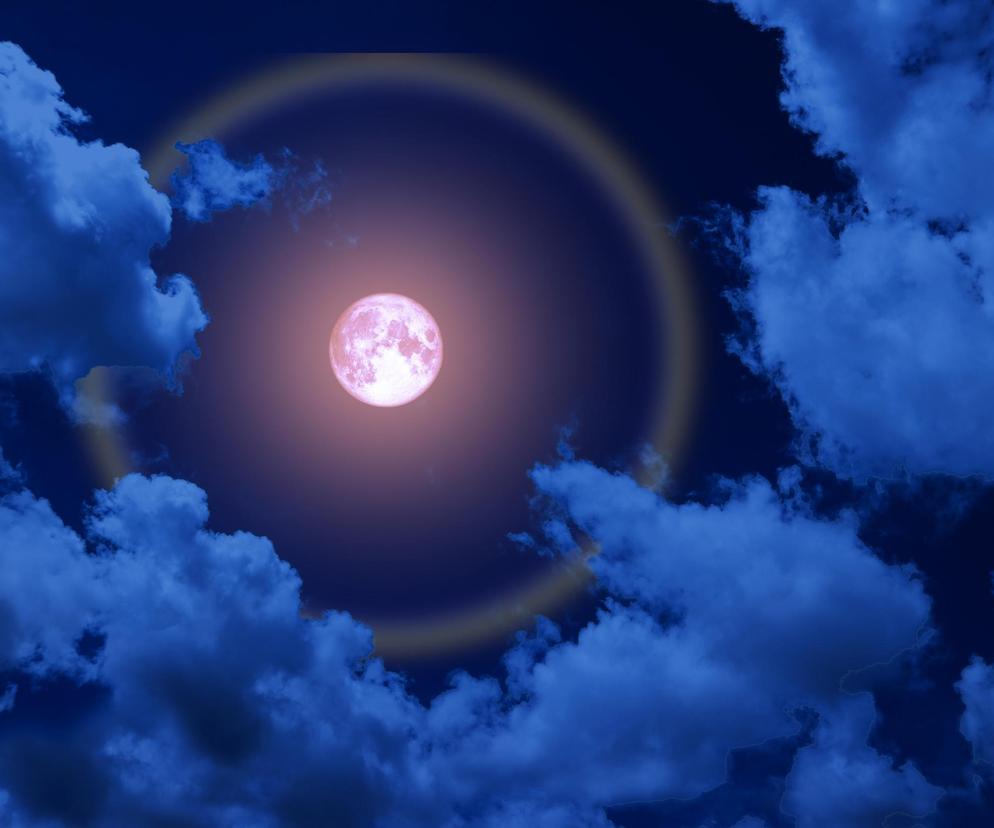 Truskawkowy Księżyc 2024. Księżyc Kwiatów czyli pierwsza letnia Pełnia Księżyca nadciąga w czerwcu! Co nam przyniesie? 