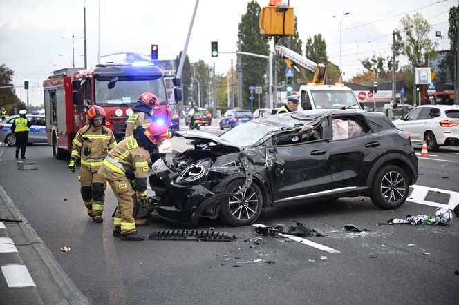 Dachowanie w Warszawie! Wcześniej na tej ulicy doszło do śmiertelnej masakry