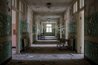 Opuszczony szpital wojskowy. Co Podkarpacie skrywa w mrocznych ruinach?