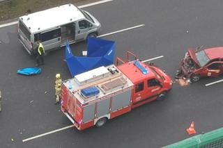 Śmiertelny wypadek na autostradzie A2. Renault uderzyło w bariery, pasażer nie miał szans